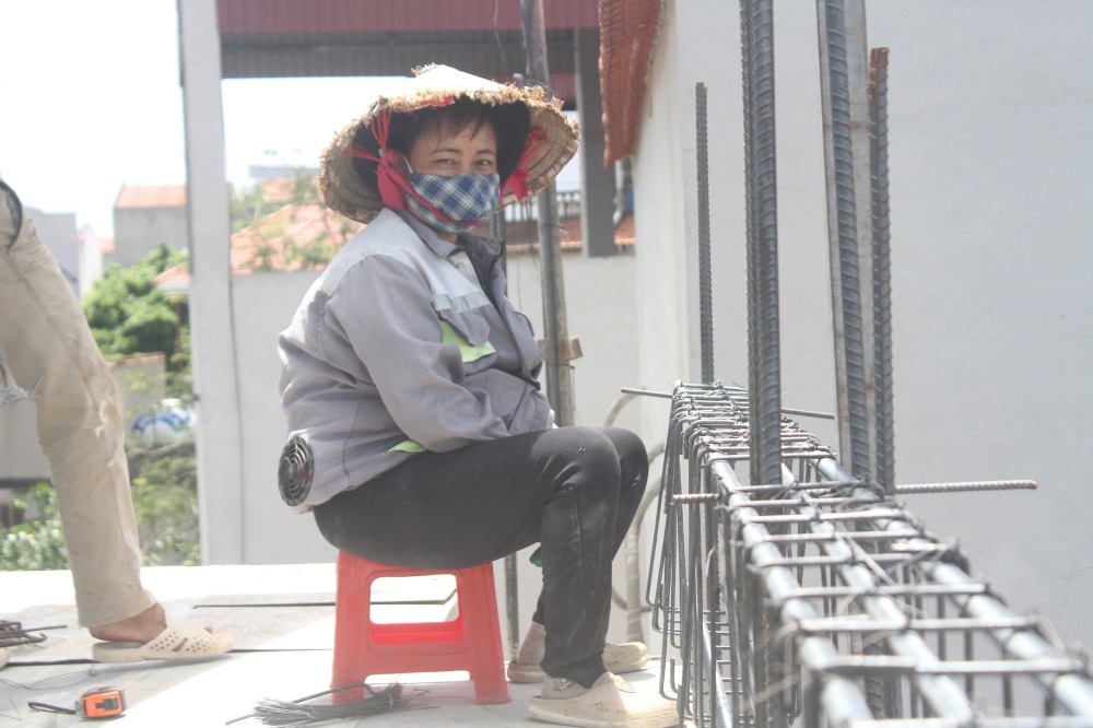 Hot weather makes workers and laborers working outdoors quickly lose strength. Photo: Quynh Chi