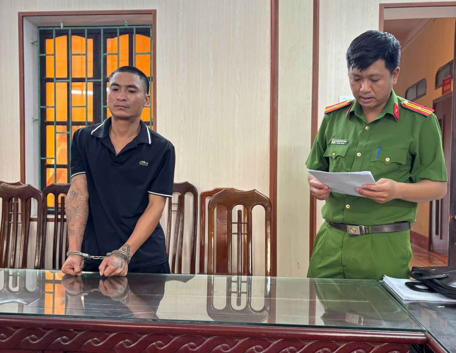Đối tượng Lê Văn Hải tại cơ quan Công an. Ảnh: Công an Hưng Yên