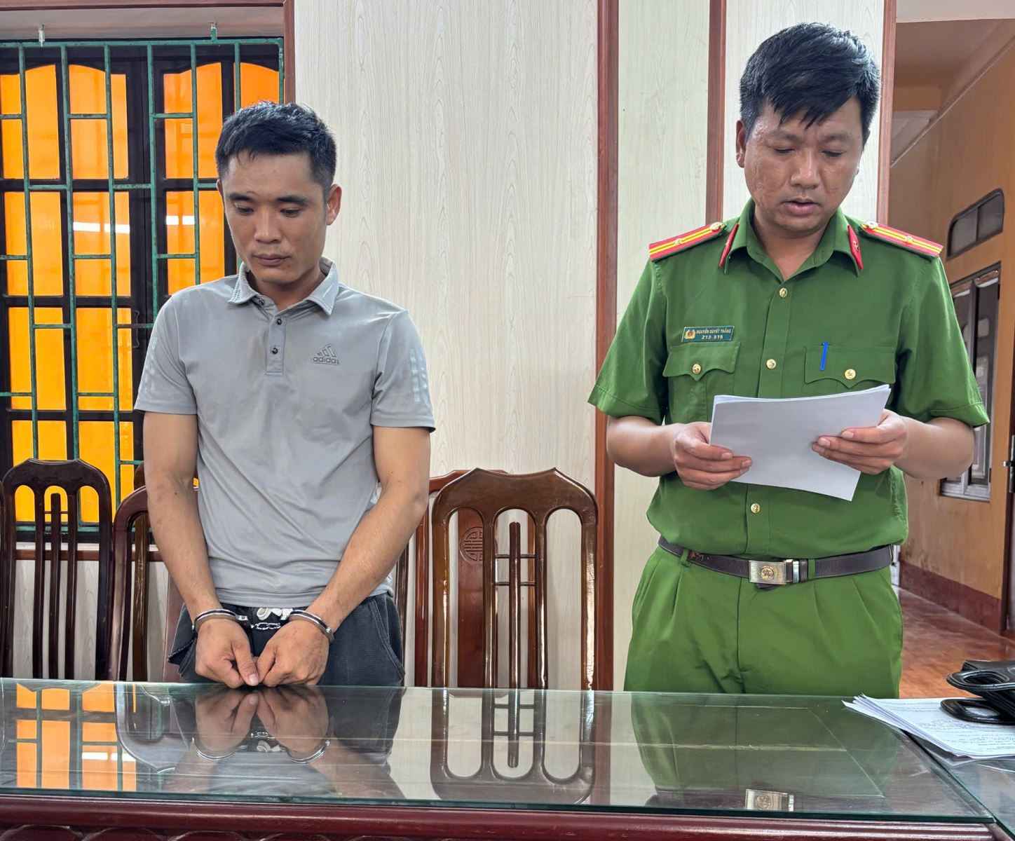 Hung Yen Provincial Police prosecute defendant Nguyen Viet Hung according to the law. Photo: Hung Yen Police