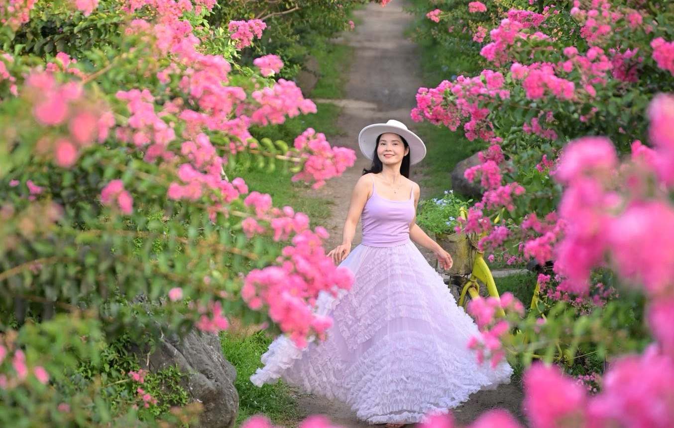 Tourists are excited to take pictures with tuong vi flowers. Photo: Vietnam Landscape Park.