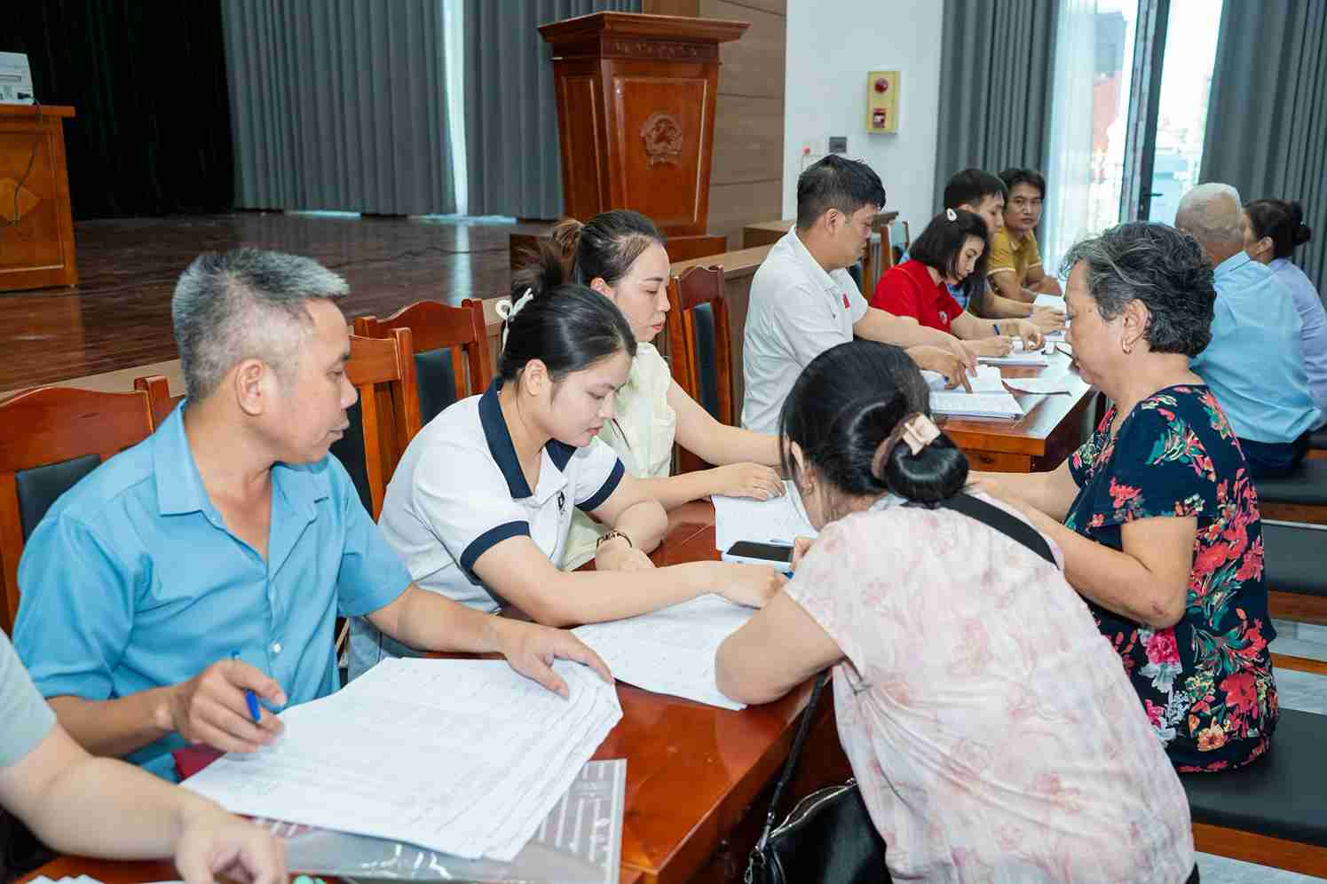 People receive compensation and support for site clearance for land auction projects. Photo: Hoan Long Commune