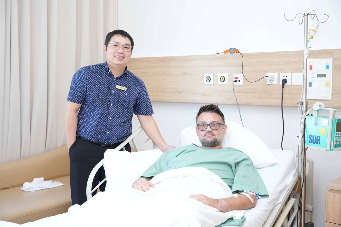 Bệnh nhân Matthew hồi phục tốt sau phẫu thuật thay khớp vai đảo ngược dưới sự điều trị của TS.BS Nguyễn Hữu Mạnh. Ảnh: Vinmec