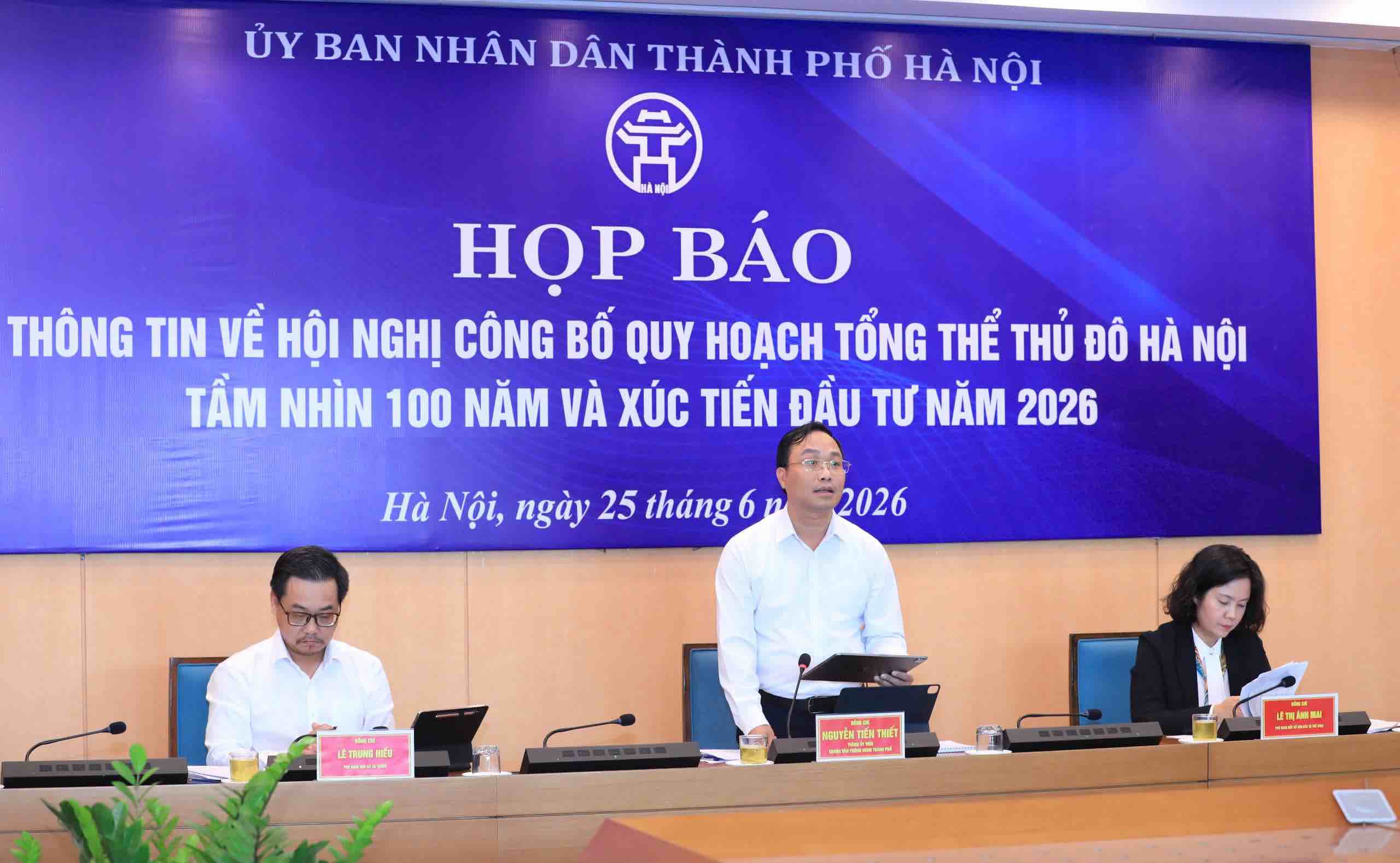 Ông Nguyễn Tiến Thiết - Chánh Văn phòng UBND TP Hà Nội -thông tin về vụ việc cán bộ yêu cầu cụ bà gần 100 tuổi đến trụ sở làm thủ tục. Ảnh: Xuân Hải