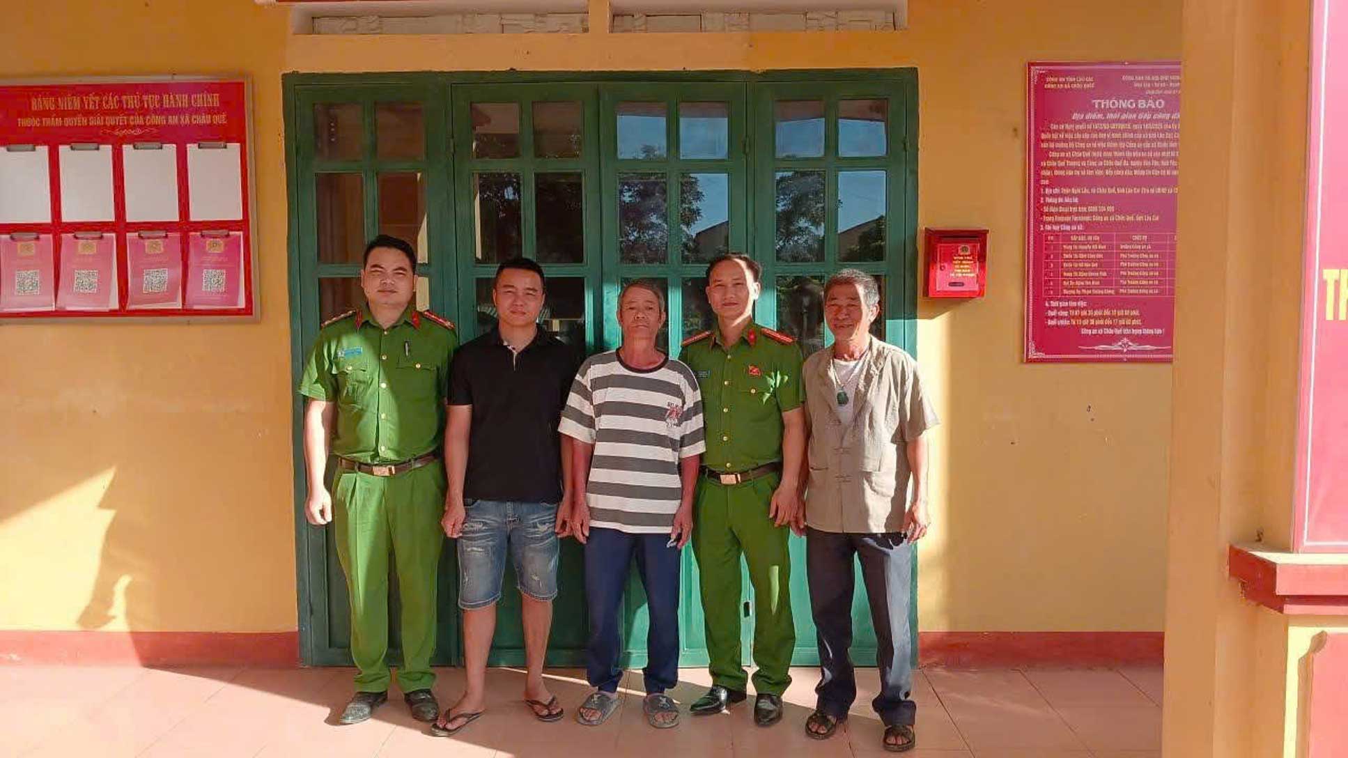 Handing over the lost person to the family at the Chau Que Commune Police headquarters. Photo: Lao Cai Police