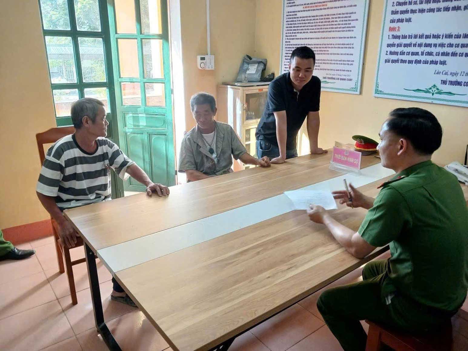 Công an xã Châu Quế xác minh nhân thân, liên hệ gia đình để đưa người đàn ông cao tuổi đi lạc trở về nhà an toàn. Ảnh: CA Lào Cai