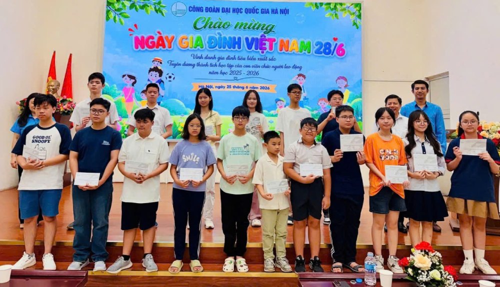 On June 25, the Trade Union of Vietnam National University, Hanoi organized an honoring ceremony for 6 typical families and 42 students who are children of officials and employees. Photo: Mai Lan, Thuy Linh