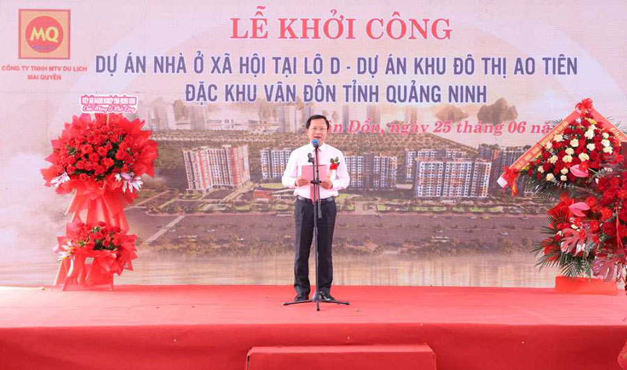 Đồng chí Cao Tường Huy, Ủy viên Ban Thường vụ Tỉnh ủy, Bí thư Đảng ủy, Chủ tịch HĐND đặc khu Vân Đồn, phát biểu tại lễ khởi công. Ảnh Cổng TTĐT Quảng Ninh