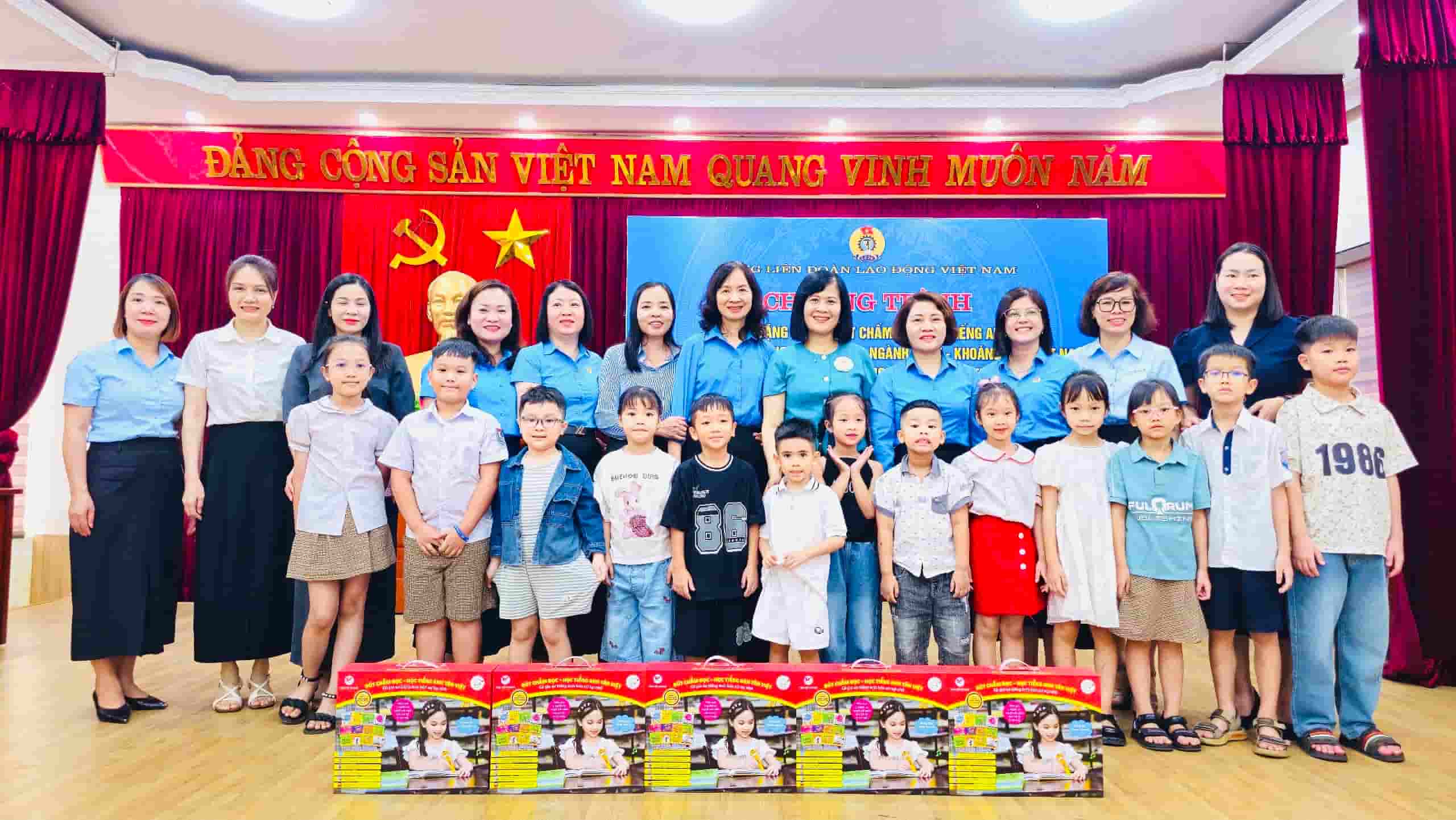 Con công nhân lao động ngành Than được trao tặng bút chấm học đọc tiếng Anh. Ảnh: Phương Chi.