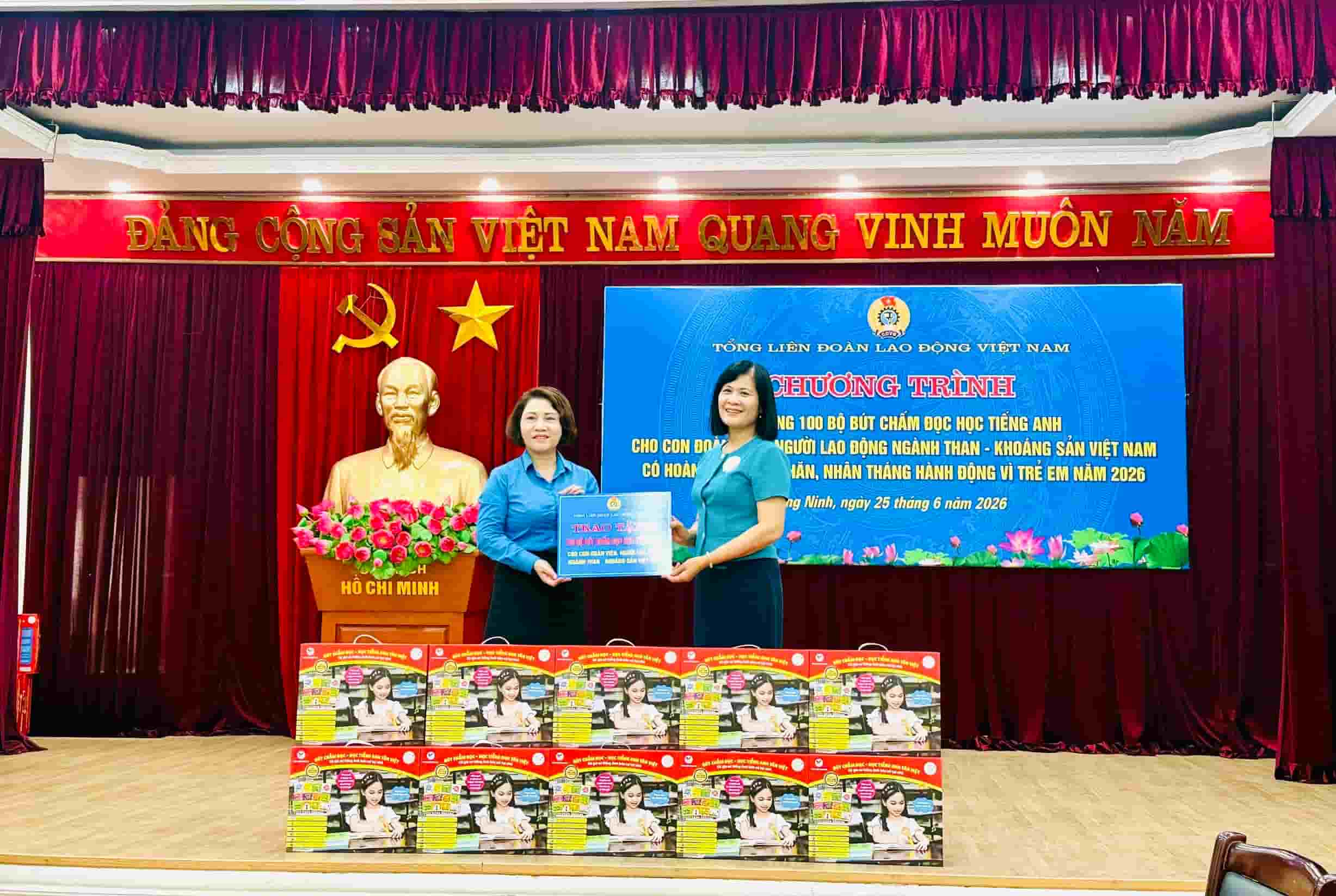 Ms. Do Hong Van - Member of the Standing Committee, Deputy Head of the Labor Relations Department of the Vietnam General Confederation of Labor presents 100 sets of English reading markers to children of coal industry workers in difficult circumstances. Photo: Phuong Chi.