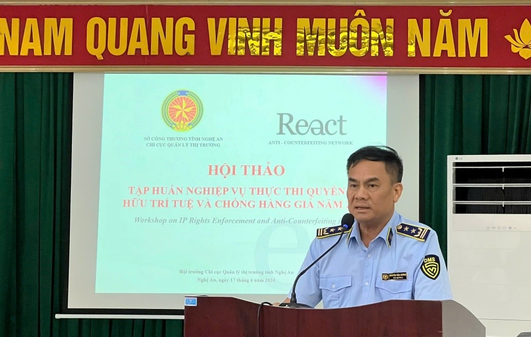 Ông Nguyễn Văn Hường, Chi cục Quản lý thị trường tỉnh Nghệ An, phát biểu tại hội nghị tập huấn nghiệp vụ về phân biệt hàng thật - hàng giả, nhận biết hàng hóa giả mạo nhãn hiệu. Ảnh: Ngọc Anh