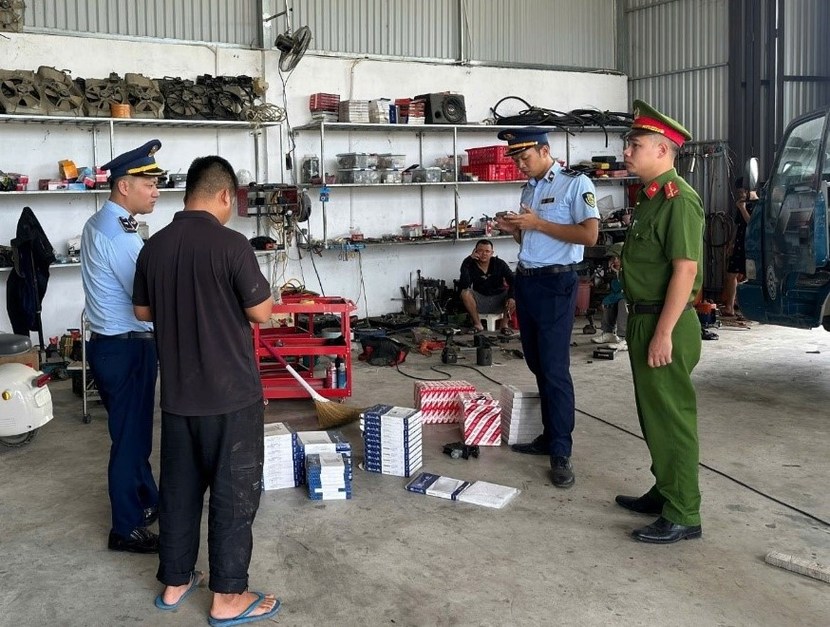 Lực lượng chức năng kiểm tra số hàng hóa tại một cơ sở kinh doanh ở Nghệ An. Ảnh: Ngọc Anh
