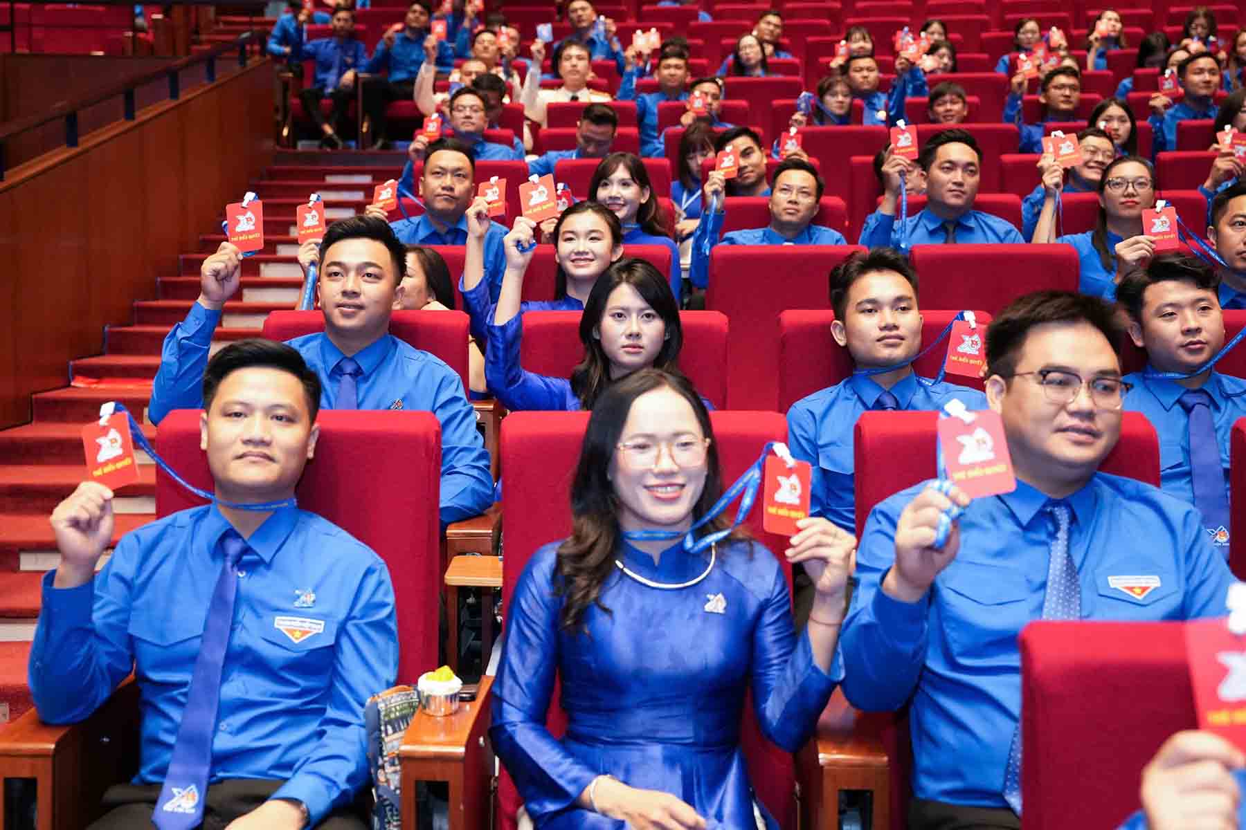Các đại biểu biểu quyết tại Đại hội. Ảnh: Sóng Hữu 