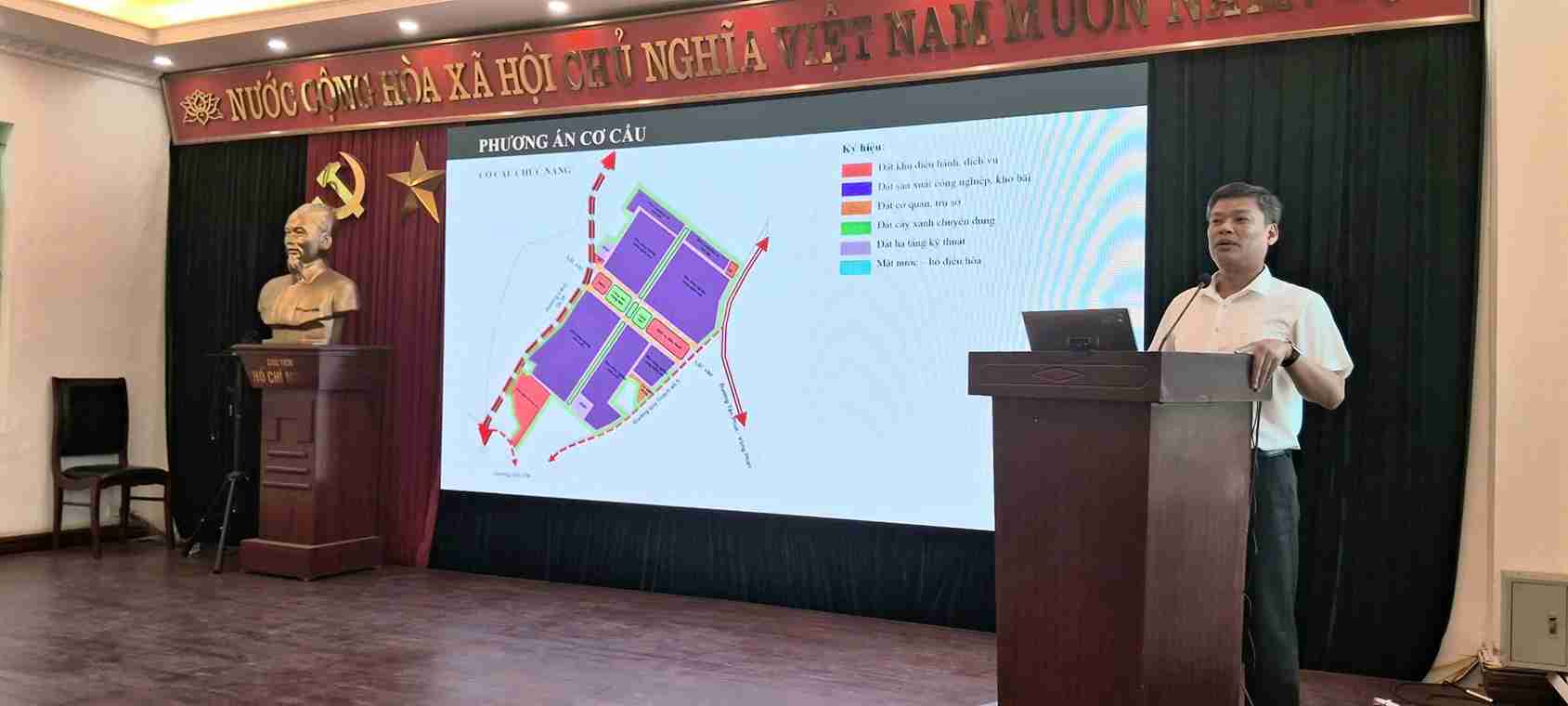 Đại diện Ban Quản lý các khu công nghiệp tỉnh công bố quy hoạch tại hội nghị. Ảnh: Xã Ân Thi