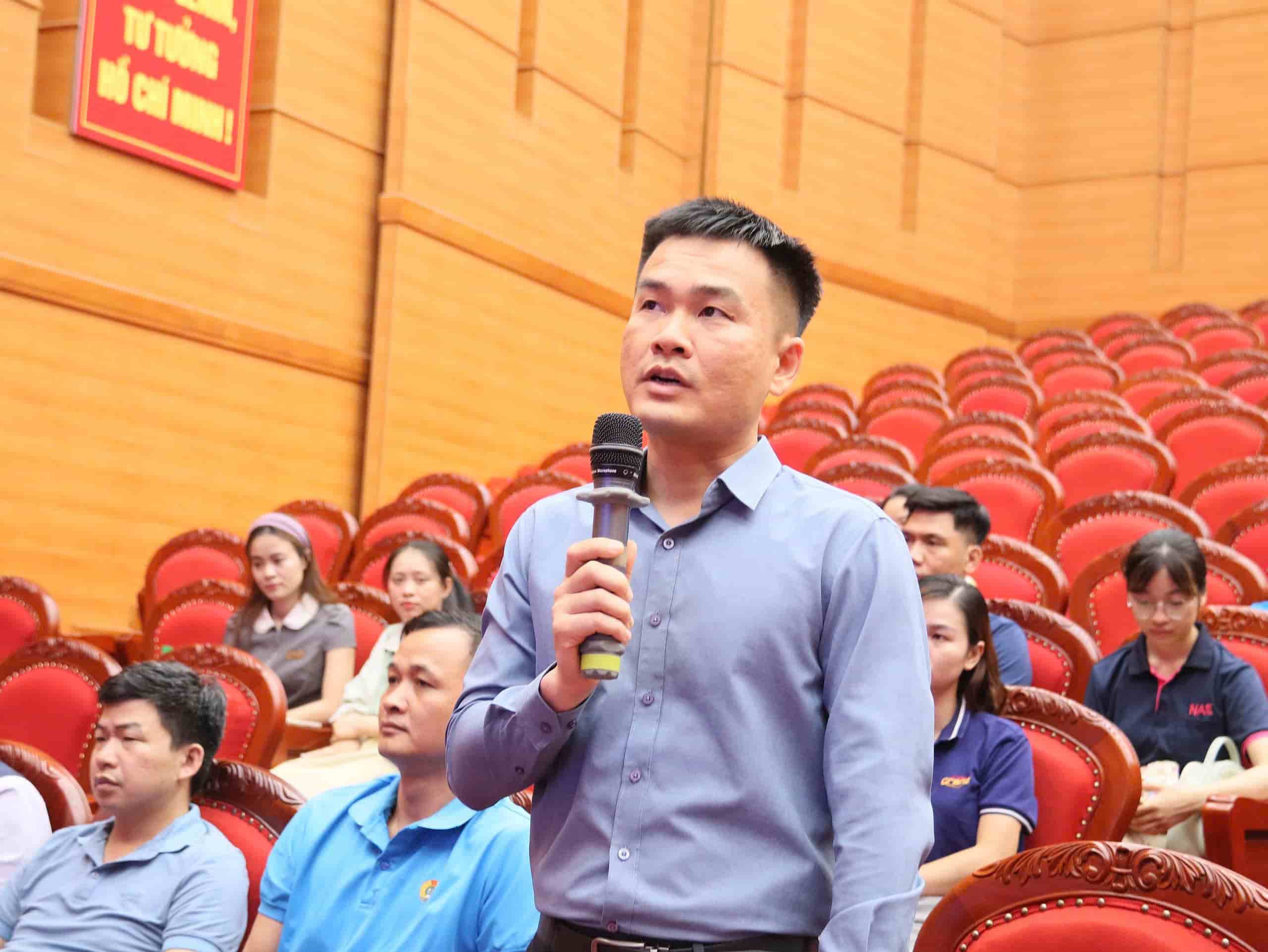The content of the petition focuses on issues such as ensuring order and traffic safety in industrial parks; creating favorable conditions for workers to access social housing... Photo by Quyet Chien.