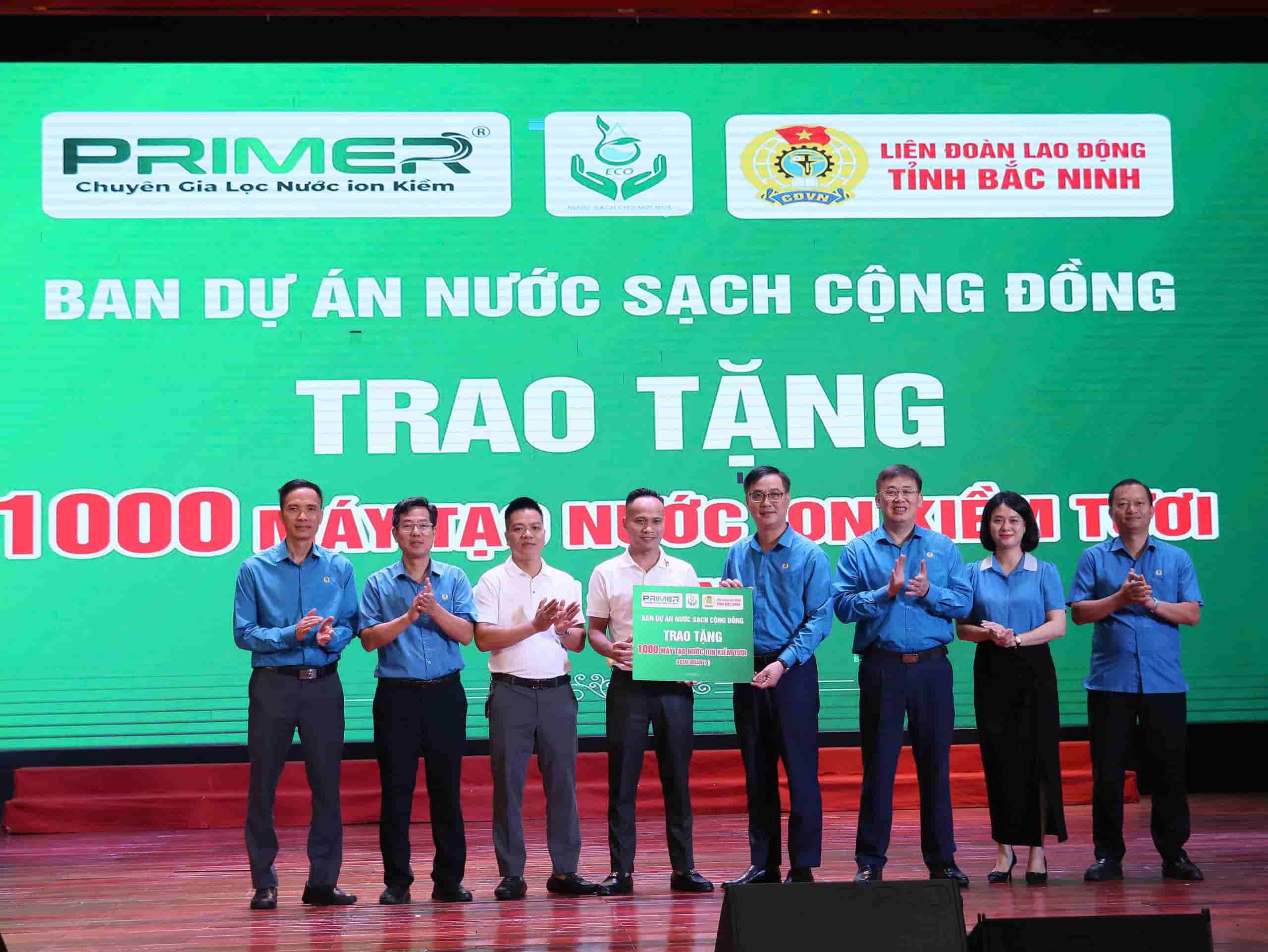 Công ty trách nhiệm hữu hạn ECO Công nghệ Nước sạch Việt trao 1.000 máy tạo nước ion kiềm cho Liên đoàn Lao động tỉnh Bắc Ninh. Ảnh: Quyết Chiến.
