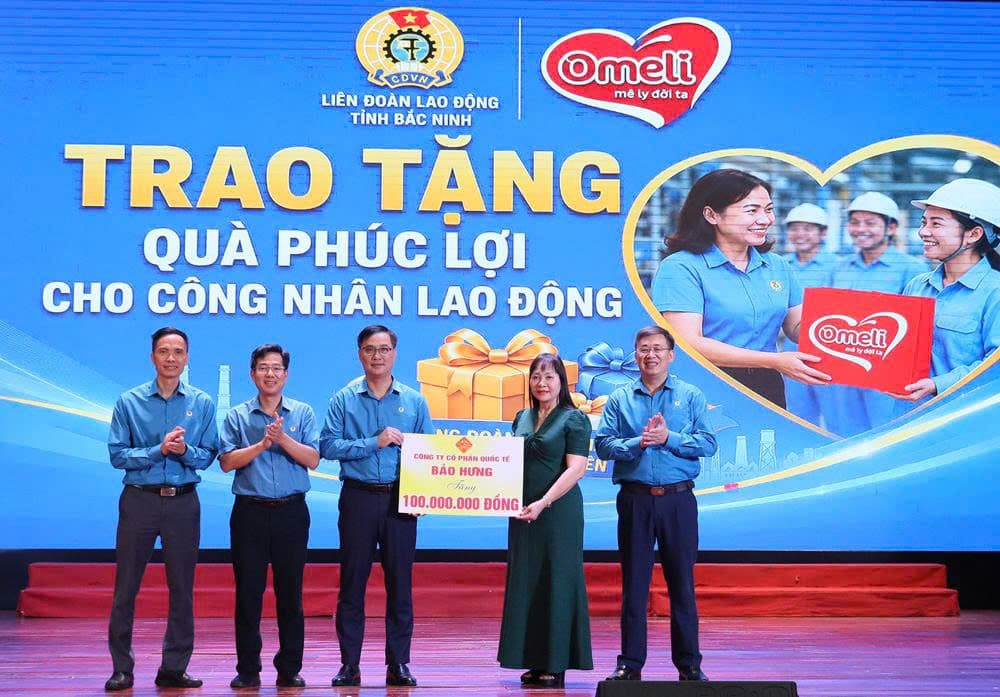 Công ty cổ phần Quốc tế Bảo Hưng trao quà phúc lợi cho công nhân lao động với trị giá 100 triệu đồng. Ảnh: Quyết Chiến.