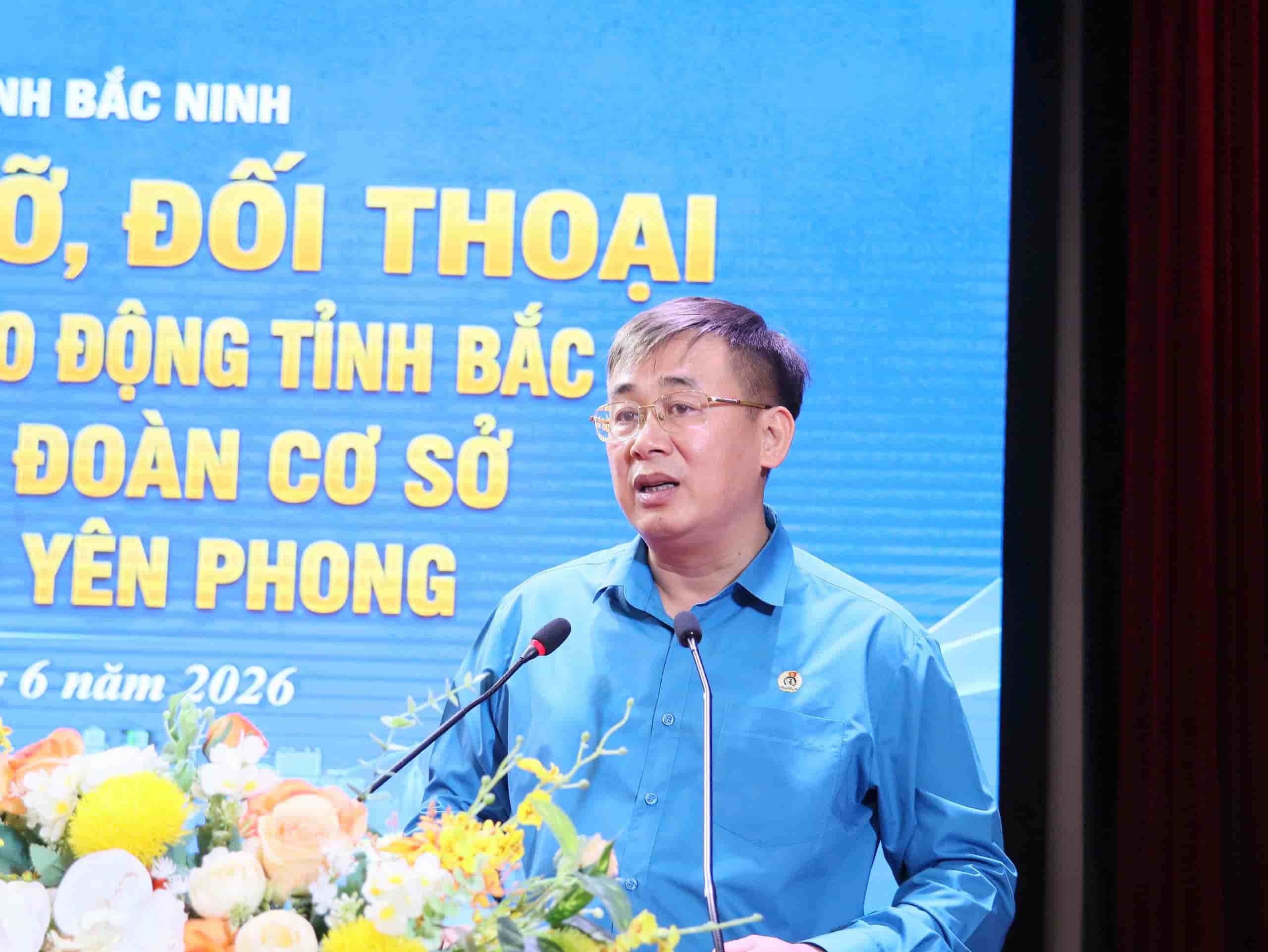 Ông Thạch Văn Chung đối thoại, nắm bắt, tháo gỡ khó khăn cho Công đoàn cơ sở khu công nghiệp. Ảnh: Quyết Chiến.