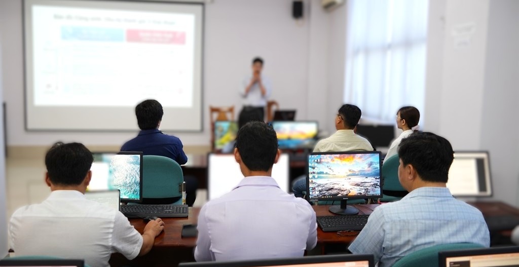 Công chức Cà Mau tập huấn sử dụng phần mền chấm điểm KPI. Ảnh: Nhật Hồ.
