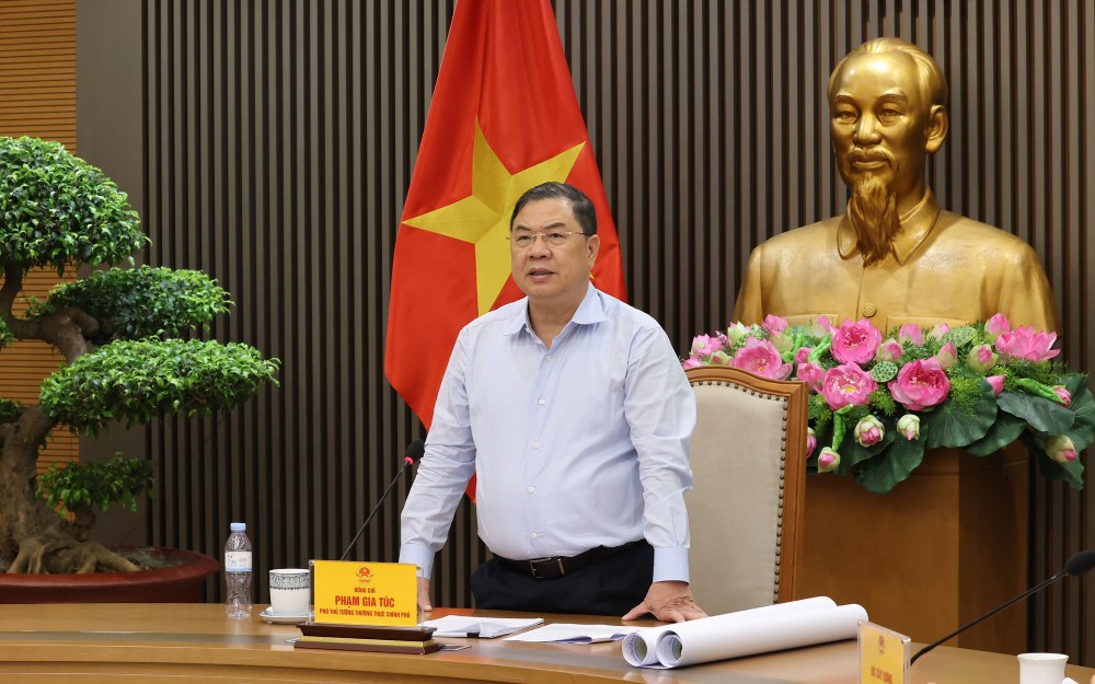 El miembro del Buró Político, Viceprimer Ministro Permanente del Gobierno, Pham Gia Tuc, presidió la reunión para escuchar el informe sobre el plan para asignar a Hanoi como organismo gestor de varios proyectos ferroviarios nacionales en la zona. Foto: VGP