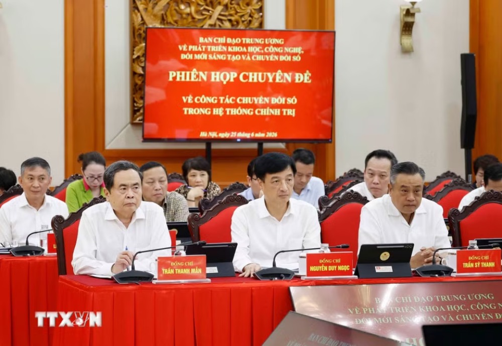 Các Ủy viên Bộ Chính trị: Chủ tịch Quốc hội Trần Thanh Mẫn; Bí thư Trung ương Đảng, Trưởng Ban Tổ chức Trung ương Nguyễn Duy Ngọc; Bí thư Trung ương Đảng, Chủ nhiệm Ủy ban Kiểm tra Trung ương Trần Sỹ Thanh và các đại biểu dự phiên họp. Ảnh: TTVN