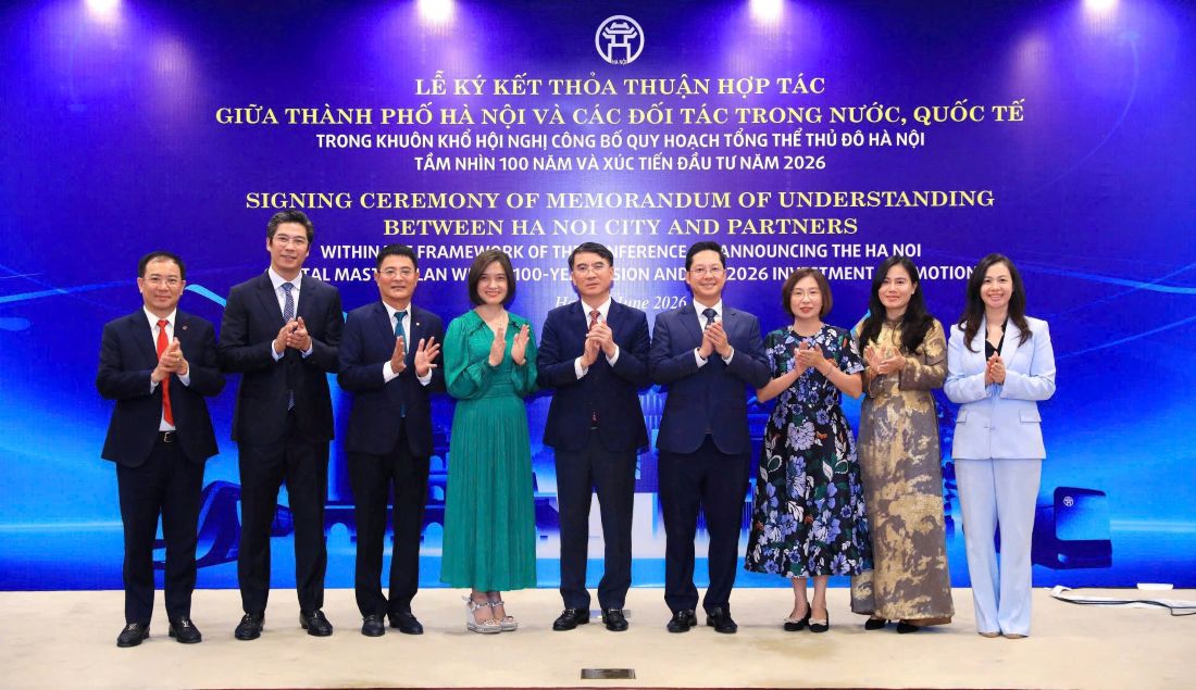 Đồng chí Đoàn Ngọc Lưu - Phó Tổng Giám đốc Agribank (ngoài cùng bên trái) cùng đại diện lãnh đạo thành phố Hà Nội và các đối tác tham dự Lễ ký kết thỏa thuận hợp tác về huy động nguồn lực cho các chương trình, dự án phát triển kinh tế - xã hội của Thủ đô.