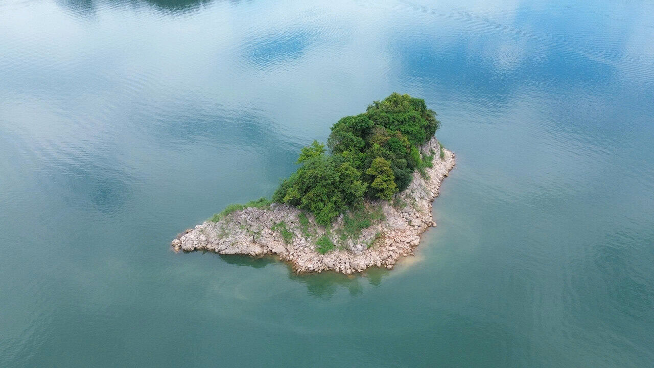 The water level of Hoa Binh Hydropower Reservoir at 4:00 PM on June 25 reached 99.99m. Photo: Minh Nguyen