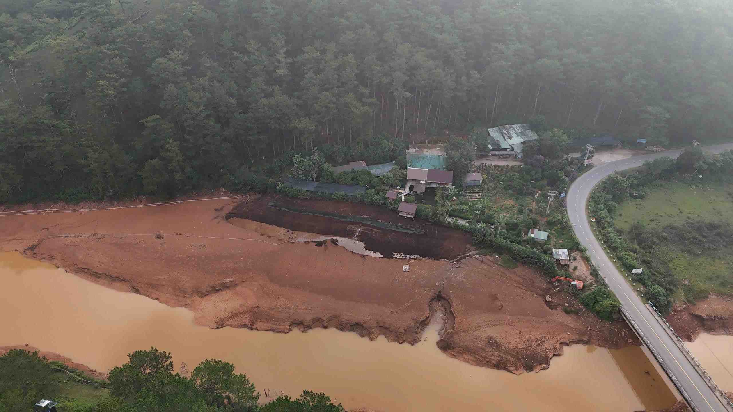Functional agencies are completing dossiers to handle the act of illegally encroaching on Suoi Vang lake. Photo: Phuc Khanh