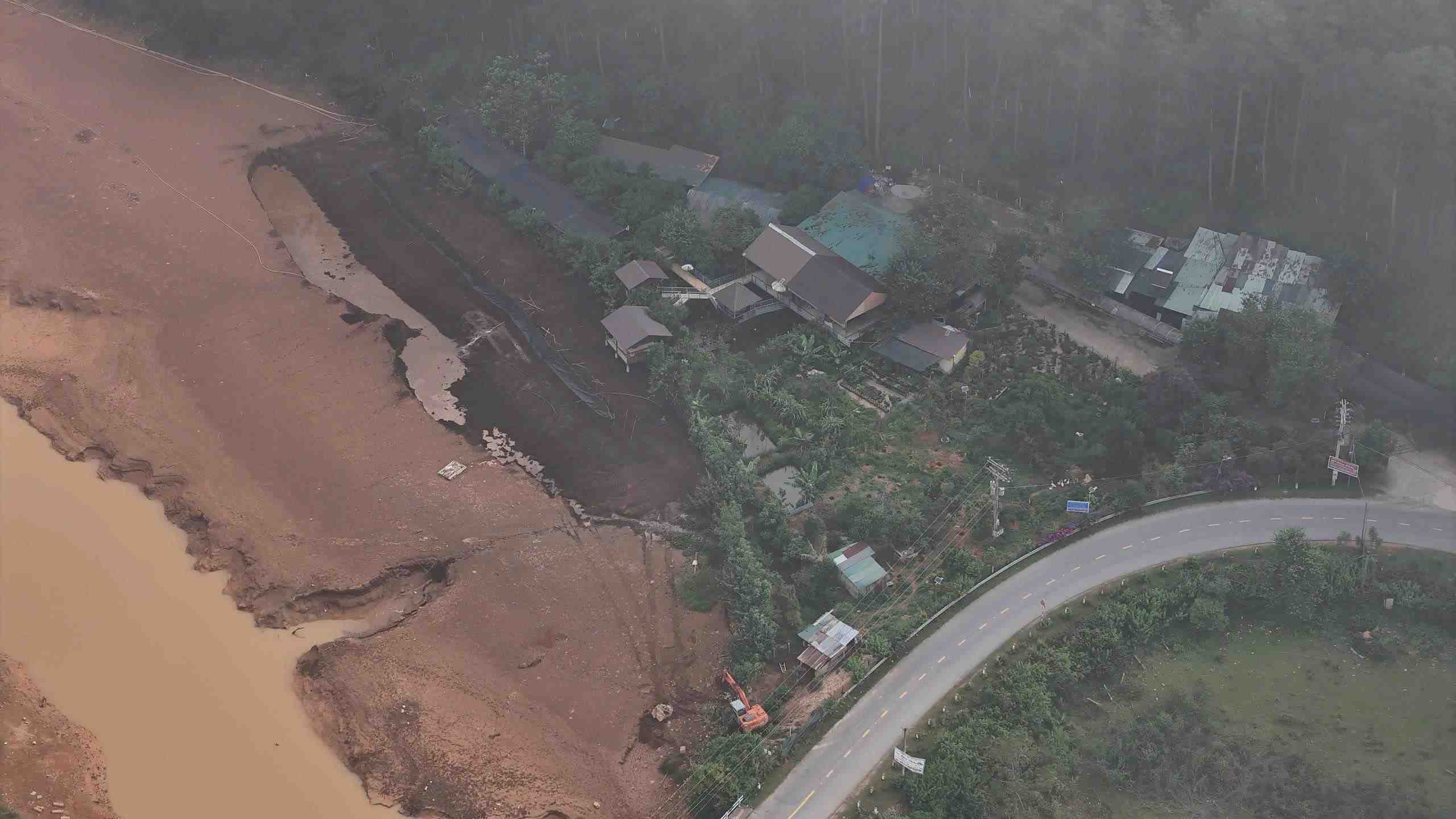Một phần lòng hồ Suối Vàng bị đào bới, lấn chiếm trái phép. Ảnh: Phúc Khánh 