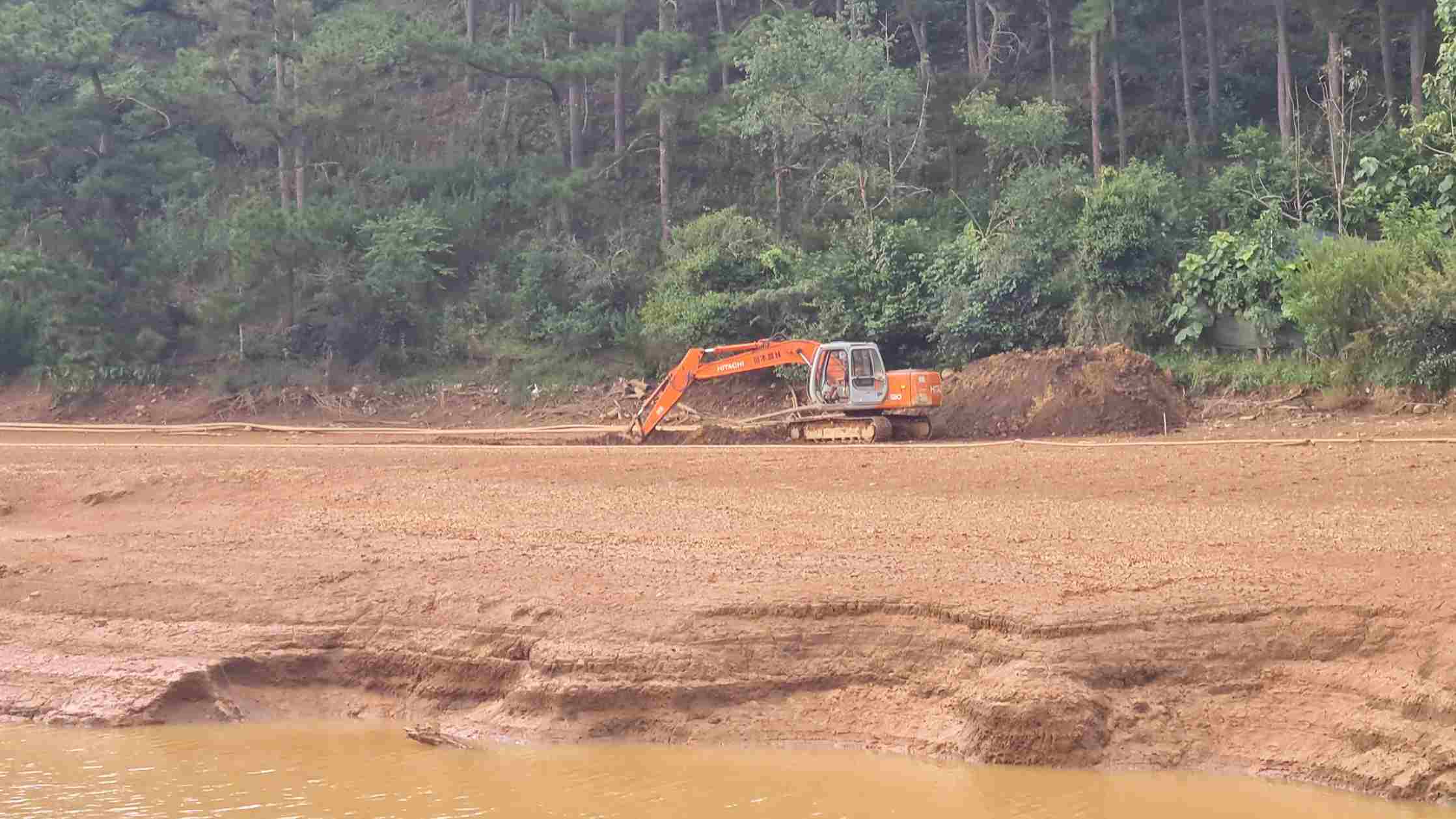 Thời điểm cơ quan chức năng kiểm tra ghi nhận còn máy múc đào bới tại hiện trường. Ảnh: Phúc Khánh 