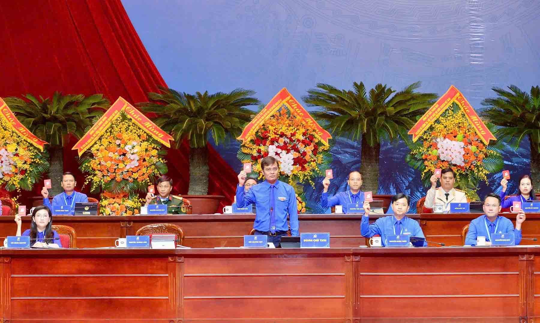 Delegates vote to pass the Resolution of the 13th National Youth Union Congress. Photo: Dinh Huy