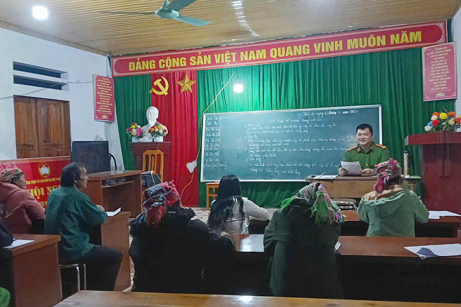 Công an xã “gieo chữ” giữa đại ngàn vùng biên