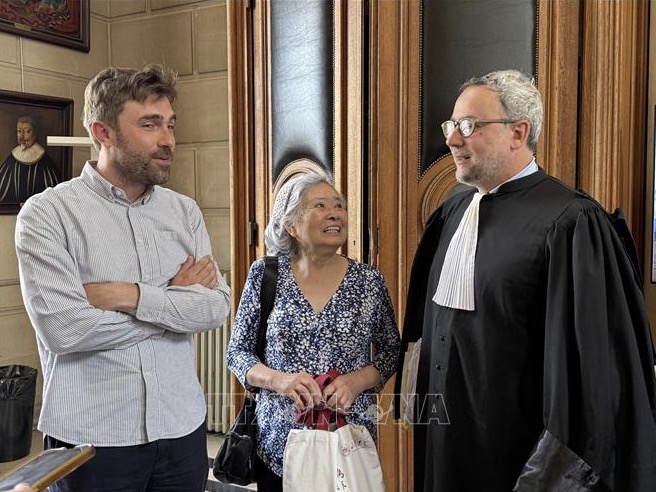 Ms. Tran To Nga - French citizen of Vietnamese origin - with her two lawyers, Mr. Paul Mathonnet (right) and Bertrand Repolt, after the debate at the French Court of Cassation. Photo: VNA