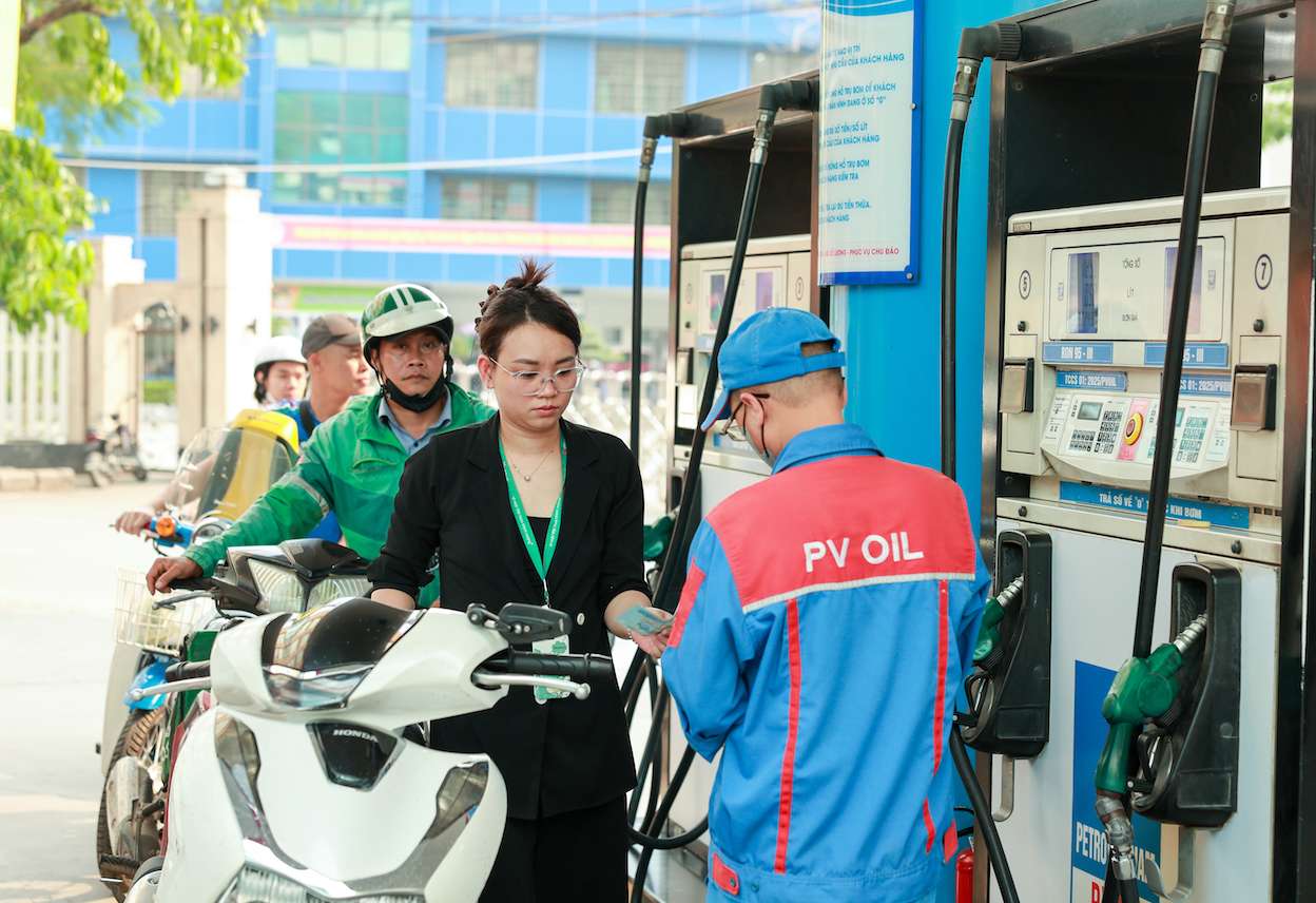 In this afternoon's price adjustment period, domestic gasoline and oil prices simultaneously decreased sharply. Photo: Hai Nguyen