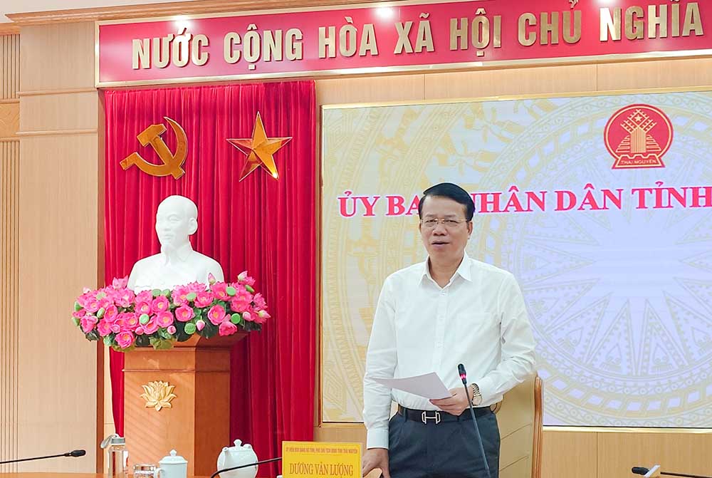 Phó Chủ tịch UBND tỉnh Thái Nguyên Dương Văn Lượng phát biểu tại hội nghị triển khai công tác tổ chức trận giao hữu giữa đội tuyển Việt Nam và Myanmar. Ảnh: VFF