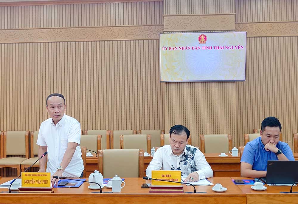 Tổng Thư kí VFF Nguyễn Văn Phú phát biểu tại hội nghị triển khai công tác tổ chức trận đấu. Ảnh: VFF
