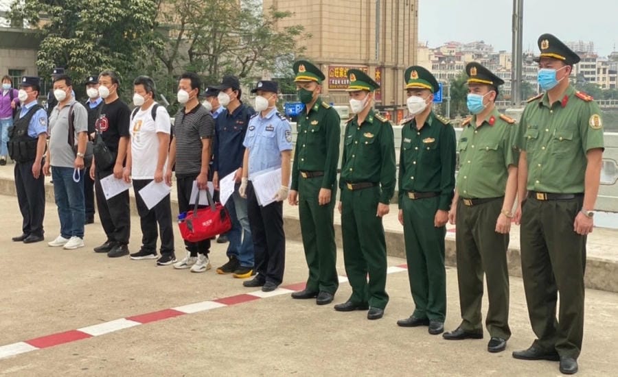 Functional agencies hand over and receive citizens who illegally exit the country and are deported. Photo: Ministry of Public Security