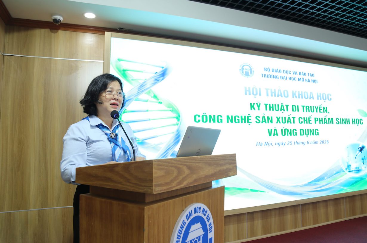 PGS.TS. Tạ Thị Thu Thủy, Viện trưởng Viện Công nghệ Sinh học và Công nghệ Thực phẩm, Trường Đại học Mở Hà Nội phát biểu. Ảnh: BTC 