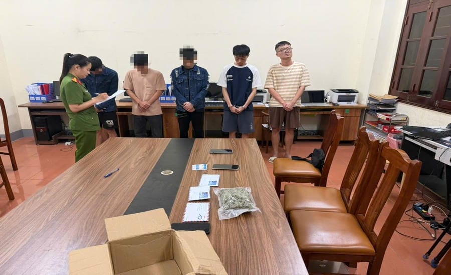 The Investigation Police Agency of Lang Son Provincial Police delivers decisions to the subjects. Photo: Lang Son Provincial Police
