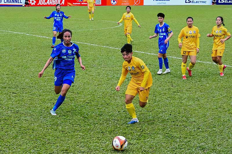 Thái Nguyên T&T (áo vàng) ngược dòng đánh bại Than Khoáng Sản Việt Nam với tỉ số 4-3 sau màn rượt đuổi hấp dẫn. Ảnh: VFF