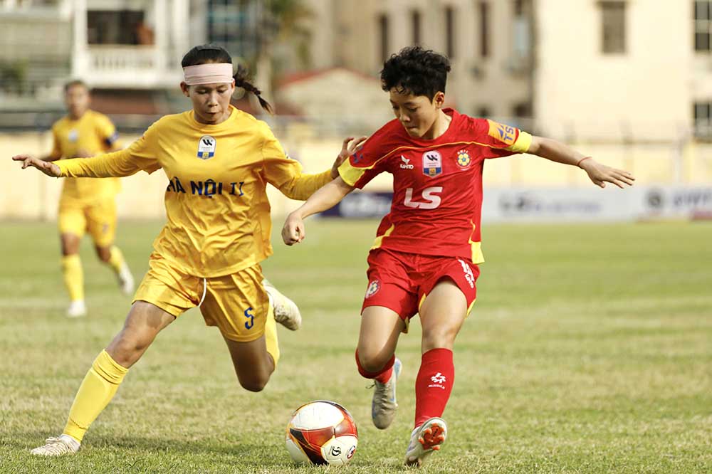 TPHCM I (camiseta roja) supera a Hanoi II para volver al primer puesto del Campeonato Nacional de Fútbol Femenino - Copa Thai Son Bac 2026. Foto: VFF