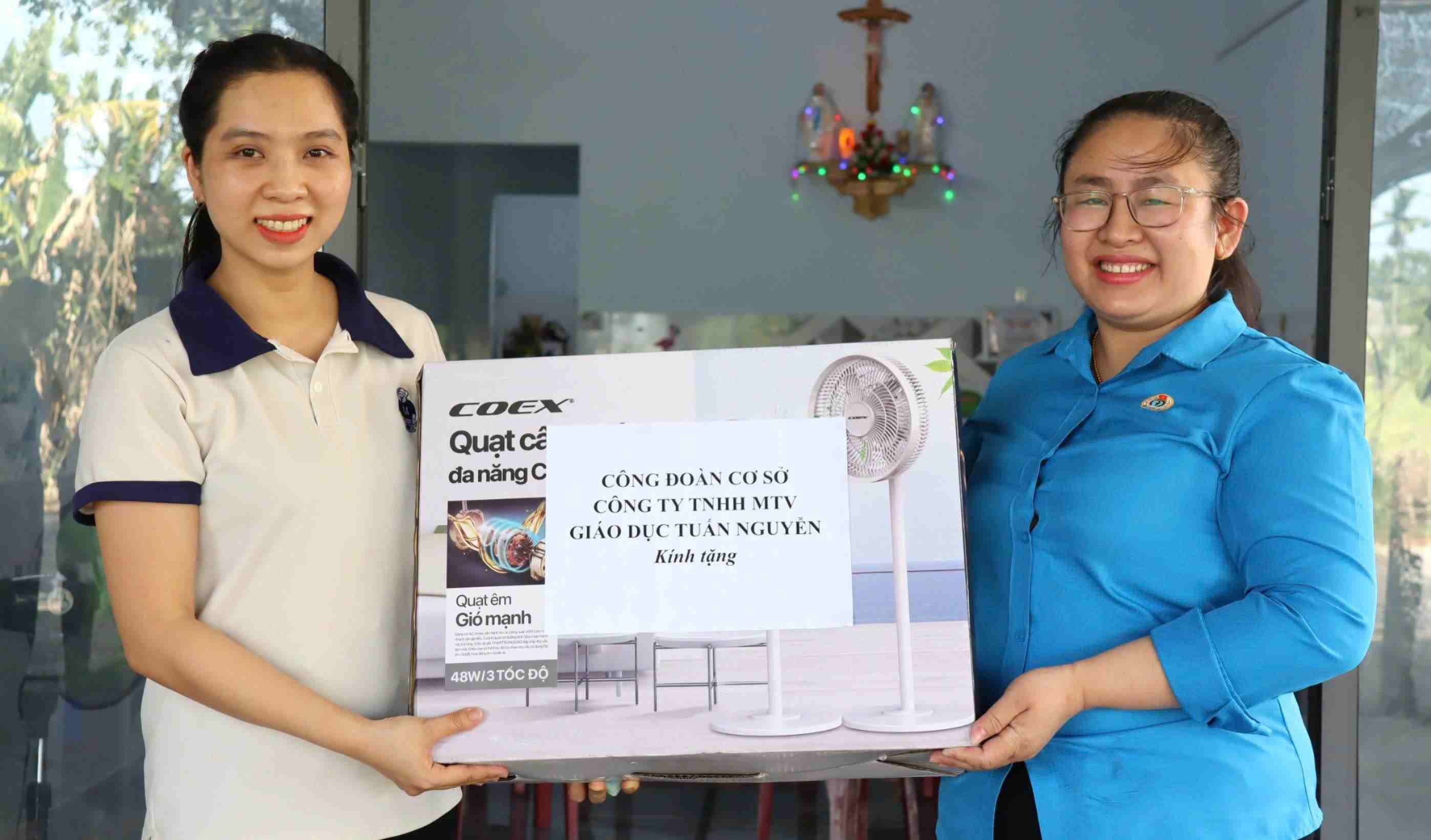 Công đoàn cơ sở Công ty TNHH Một thành viên Giáo dục Tuấn Nguyễn tặng quà chúc mừng chị Chi. Ảnh: Đắc Vinh