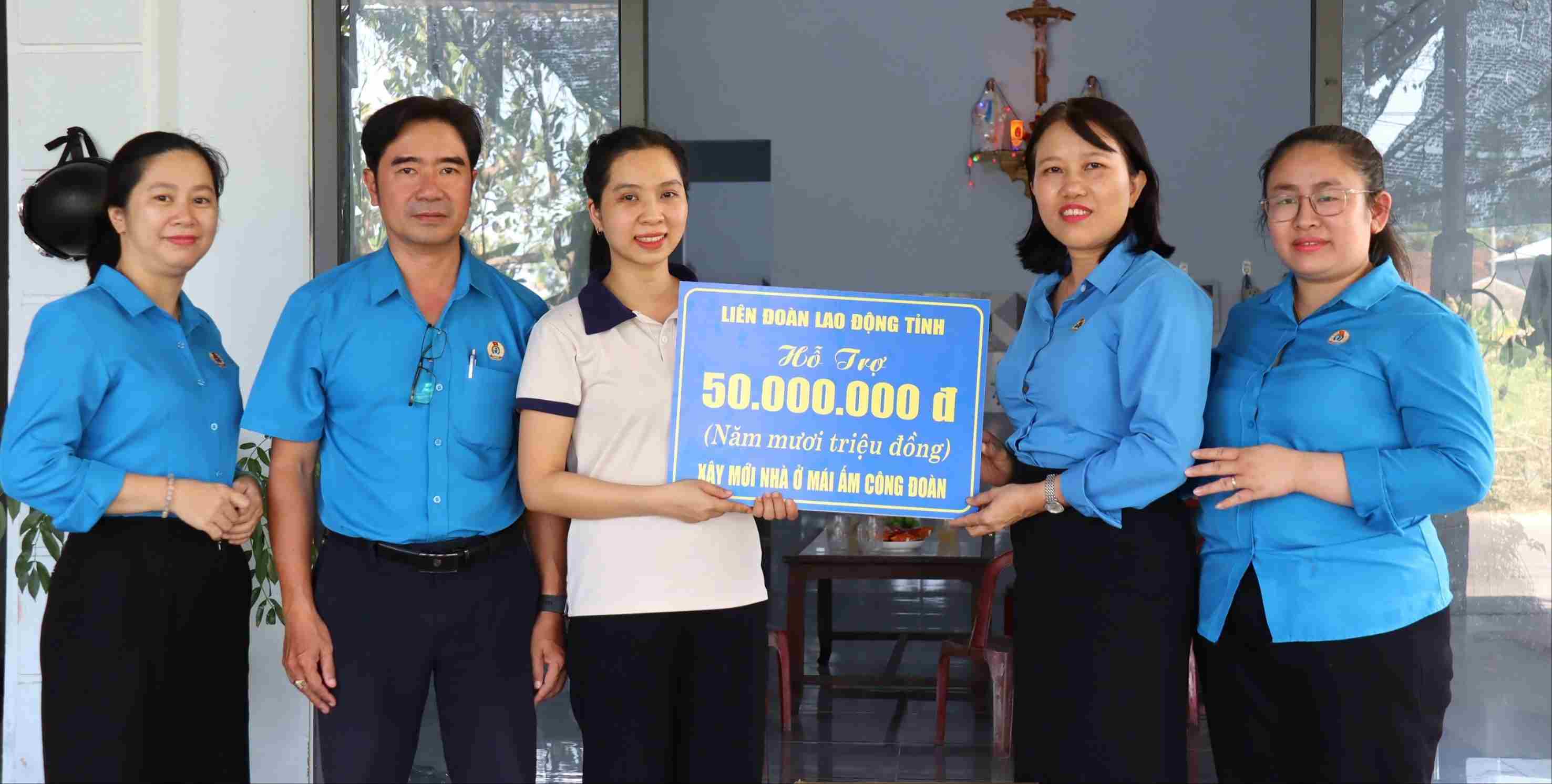 Quang Ngai Provincial Labor Federation handed over 50 million VND in support money to union member Cao Le Chi. Photo: Dac Vinh