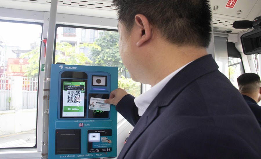 Hanoi officially replaces paper tickets with an interconnected electronic ticket system. Photo: Minh Hanh