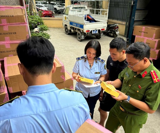 Lực lượng Quản lý thị trường Hà Nội phối hợp với lực lượng Công an kiểm tra phát hiện và tạm giữ 57.000 miếng mặt nạ giả mạo nhãn hiệu BANOBAGI tại một điểm tập kết mỹ phẩm ở phường Phú Lương, Hà Nội. Ảnh: QLTT Hà Nội