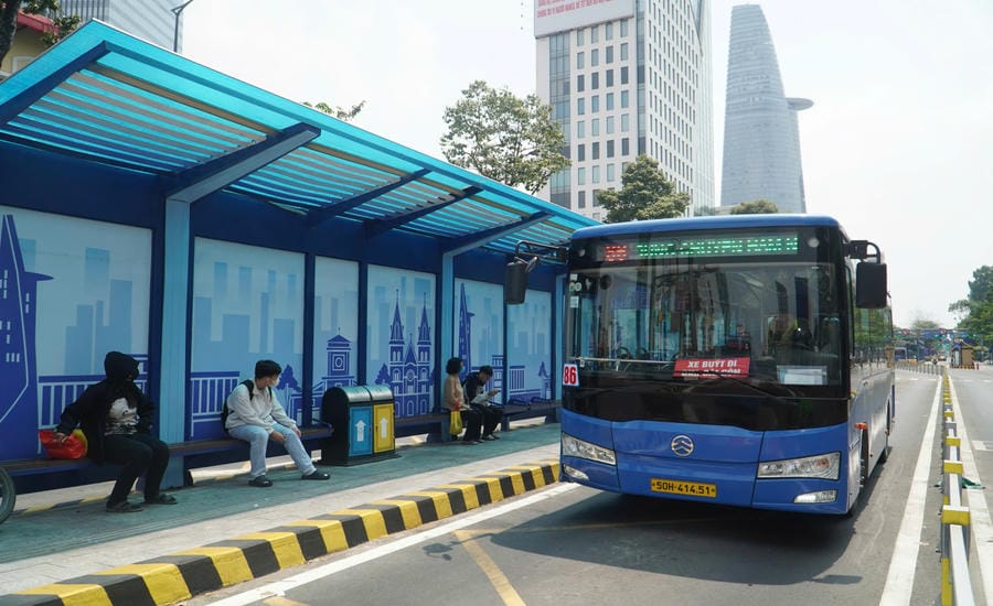 Passengers catch a bus in the center of Ho Chi Minh City. Photo: Anh Tu