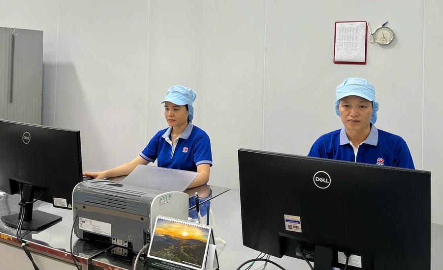 Mr. Nguyen Van An (right) during working hours at the company. Photo: Nam Duong