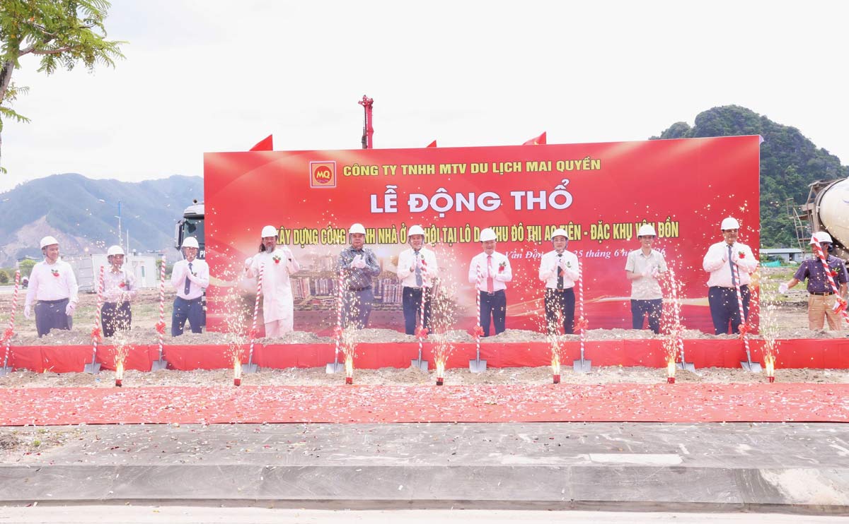 Delegates perform the groundbreaking ceremony for the social housing project in Van Don special zone, Quang Ninh. Photo: Van Don e-Portal