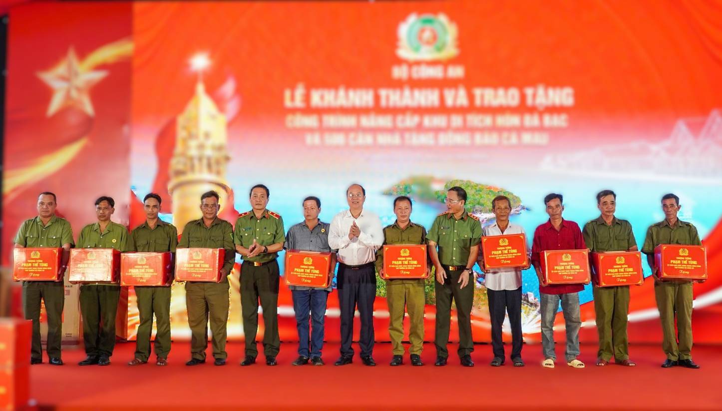 Bộ Công an tặng quà cho gia đình khó khăn tại Cà Mau. Ảnh: Nhật Hồ.