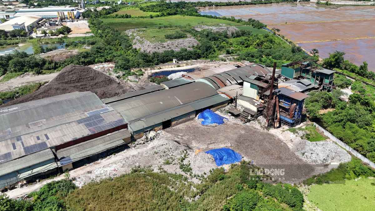 Rác tồn đọng chất cao như núi tại nhà máy rác ở phường Thái Bình, tỉnh Hưng Yên. Ảnh: Lương Hà