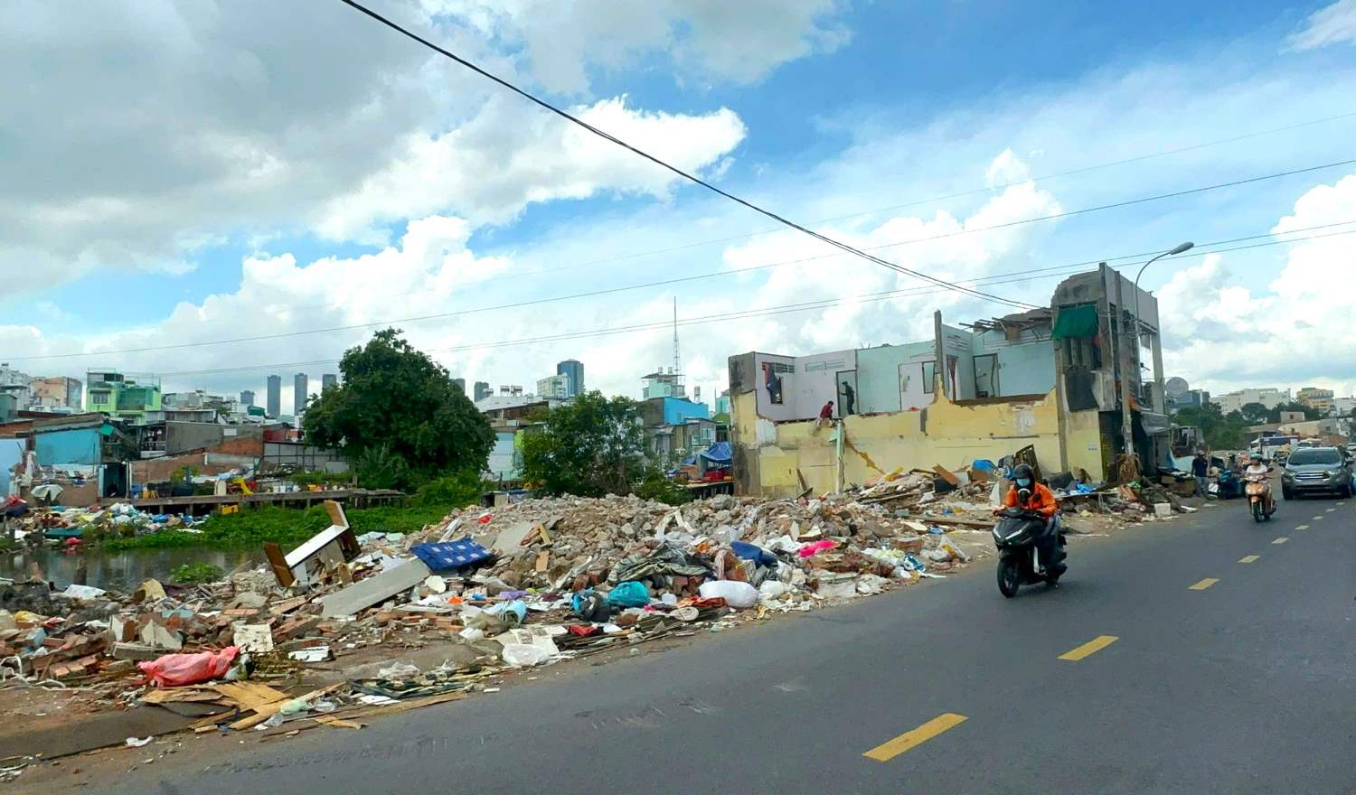 Clearing the row of houses on Bui Huu Nghia street (Gia Dinh ward) to renovate Xuyen Tam canal. Photo: Minh Quan